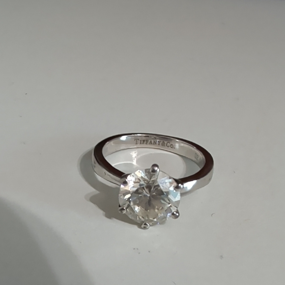 Elegant Ring with Clear Gemstone - Picture 5 of 11